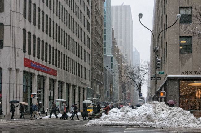 Tas de neige sur la 5e Avenue, New York - Snow pile on 5th Avenue, New York