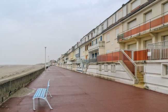 Esplanade sud de Fort Mahon plage, par temps gris - Fort Mahon beach on a cloudy day, South Esplanade