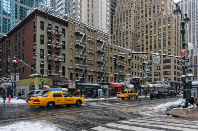 Taxis sur la 3e avenue, 43e rue, New York - Yellow cabs on the 3rd Avenue - 43rd street, New York