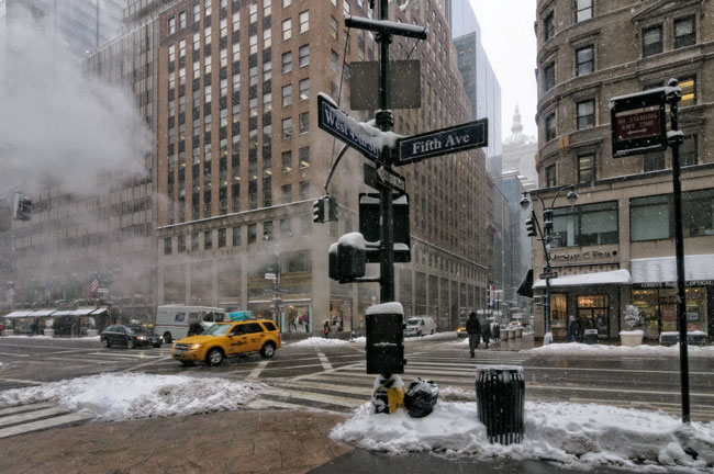 Taxi sur la 5e avenue, 45e rue, New York - Yellow cab on the 5th Avenue - 45th street, New York