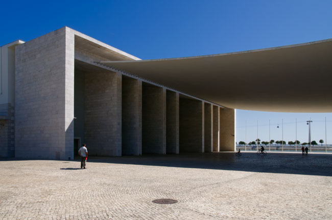 Promeneurs au Parc des Expositions de Lisbonne - Walkers in Lisbon's World Exhibition Parc