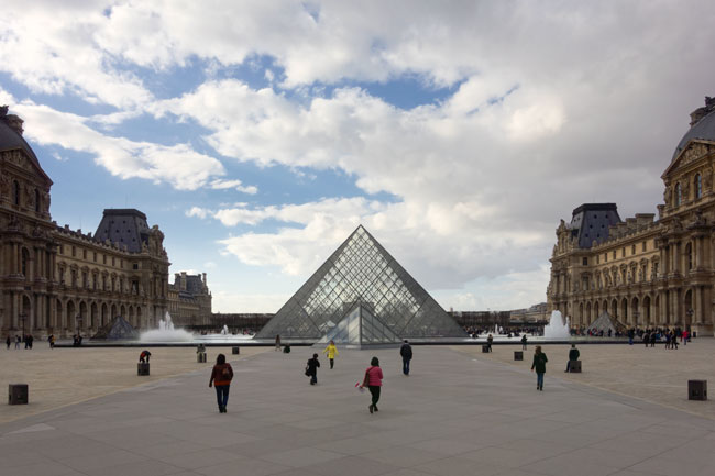 ¨Promeneurs au Louvre, Paris - Walkers in Paris' Louvre