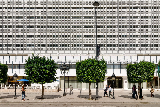 Promeneurs à Tunis Avenue Bourgiba - Walkers in Tunis' Bourgiba avenue